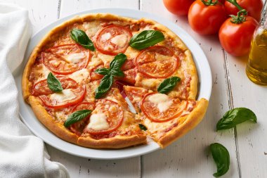 Pizza Margherita tipik bir Napoli pizzasıdır.