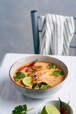 Karidesli geleneksel Tayland çorbası.