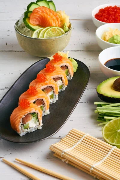 Σολωμός Maki Roll Sushi Bar Ιαπωνικό Φαγητό — Φωτογραφία Αρχείου