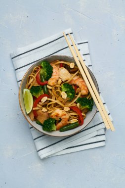 Kalamar sebzeli Asya eriştesi.