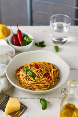 spagetti makarna aglio e olio ve biber taneli maydanozlu sarımsak beyaz arka planda