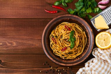 spagetti makarna aglio e olio ve biberli maydanozlu sarımsak