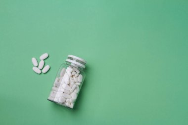 Spor takviyesi Yeşil arkaplan fotokopi alanı üzerine karnitin tabletleri