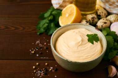 Ev yapımı lezzetli bıldırcın yumurtaları mayonez.