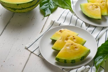 Beyaz zemin üzerine sarı karpuz dilimleri