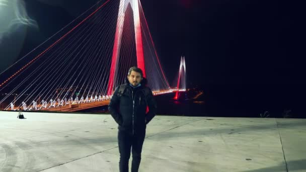 Jeune Homme Tient Devant Pont Yavuz Sultan Selim — Video