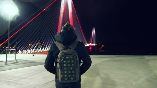 Der Junge Mann Steht Vor Der Yavuz Sultan Selim Brücke — Stockvideo