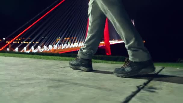 Yavuz Sultan Selim Köprüsü Nün Önünde Duran Genç Adam — Stok video