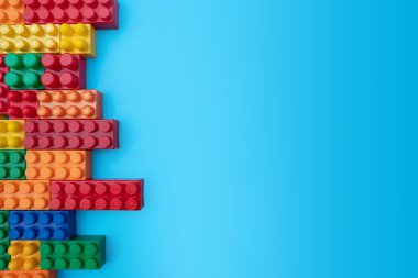 Renkli plastik yapı taşları