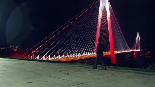 Jovem Está Frente Ponte Yavuz Sultan Selim — Vídeo de Stock