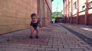 Mutlu bebek güneşli bir günde dışarıda oynuyor.....