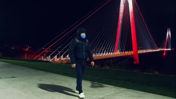 Młody Człowiek Stoi Przed Mostem Yavuz Sultan Selim — Wideo stockowe