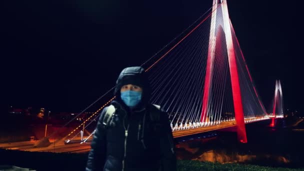 Der Junge Mann Steht Vor Der Yavuz Sultan Selim Brücke — Stockvideo