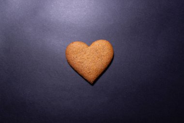 Beyaz arka planda ev yapımı çikolatalı kurabiye ve tereyağlı kurabiye.