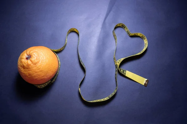 Organisch Oranje Met Meetlint Geïsoleerd Witte Achtergrond — Stockfoto