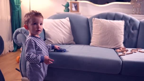 Mignon Petit Enfant Jouant Avec Voiture Sur Canapé Maison — Video