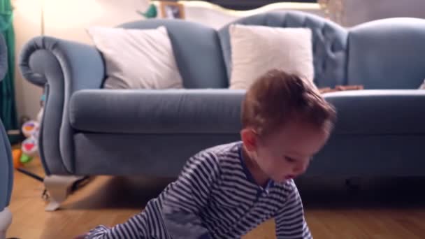 Χαριτωμένο Μικρό Παιδί Παίζει Αυτοκίνητο Στον Καναπέ Στο Σπίτι — Αρχείο Βίντεο