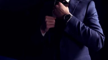 İş adamı kıyafetini düzeltiyor, sunuma hazırlanıyor.