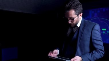 Takım elbiseli iş adamı tabletle sunum yapıyor