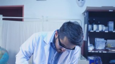 Biyolojik zararlı madde üzerinde çalışıyorum. Araştırma sırasında bilim adamı