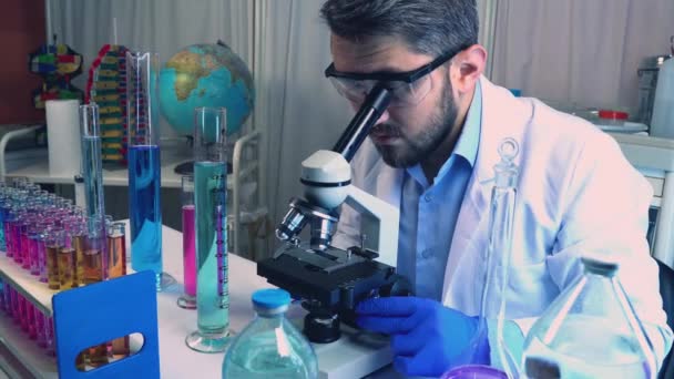 Trabajar Con Sustancias Biopeligrosas Científico Durante Investigación — Vídeo de stock