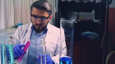Biyolojik zararlı madde üzerinde çalışıyorum. Araştırma sırasında bilim adamı