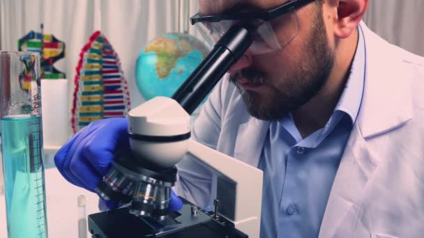 Робота Біологічно Небезпечною Речовиною Вчений Під Час Досліджень — стокове відео