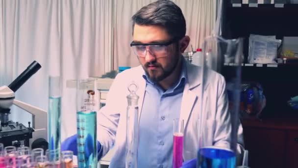 Biyolojik Zararlı Madde Üzerinde Çalışıyorum Araştırma Sırasında Bilim Adamı — Stok video
