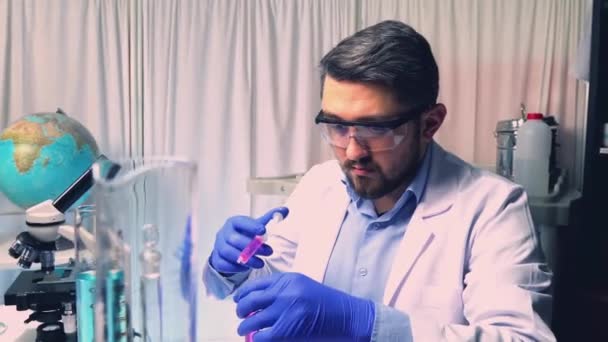 Bekerja Dengan Zat Biobahaya Ilmuwan Selama Penelitian — Stok Video