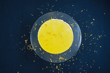 Siyah arka plan, cam tabakta limonlu peynirli kek. (metin boşluğu)