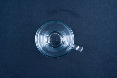 Aynalı siyah arkaplanda boş cam