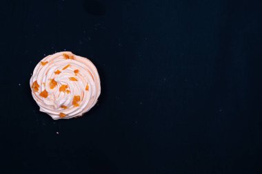 Siyah arka planda popüler bir Fransız kremalı tatlı. Yakın çekim..