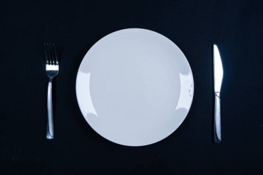 Akşam yemeği servisi siyah arka planda.