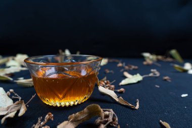 Siyah arka planda bal ve ıhlamur.