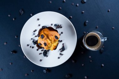 Çikolatalı kek, kahve ve çikolata parçacıkları.