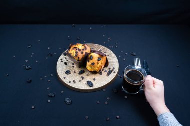 Çikolatalı kek, kahve ve çikolata parçacıkları.