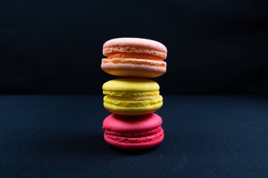 Sade siyah arka planda izole edilmiş renkli kurabiye yığını. Kopyalama alanı