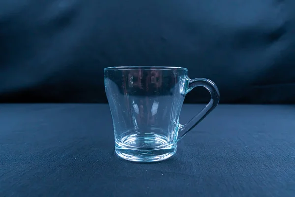 Leeg Glas Zwarte Ondergrond Met Spiegeling — Stockfoto