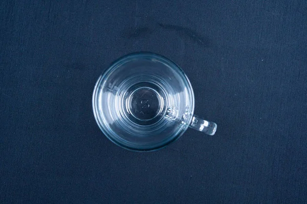 Aynalı siyah arkaplanda boş cam