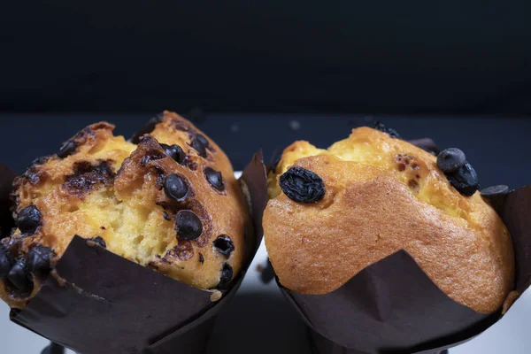 Cioccolato Gocce Uva Passa Muffin Cioccolato Piatto Bianco Sfondo Nero — Foto Stock