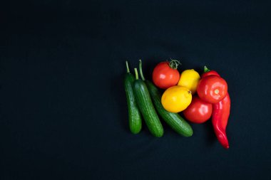 Siyah arka planda taze sebzeler