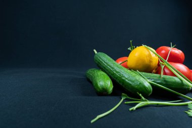 Siyah arka planda taze sebzeler