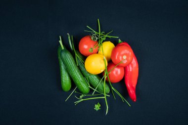 Siyah arka planda taze sebzeler