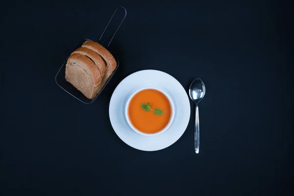 Sopa Tomate Com Manjericão Pão Uma Tigela Fundo Escuro — Fotografia de Stock