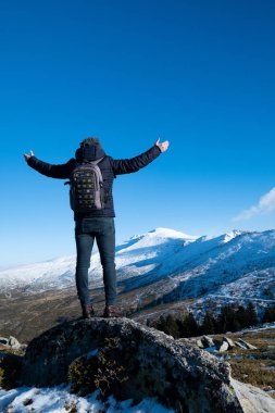 Karlı dağlarda gezgin yalnızlığı
