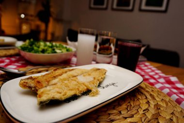 Türk rakısı ve kızarmış bonito balığı. Aperatifler masada.