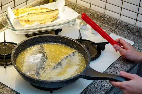 기름을 보니토 요리를 부엌에서 — 스톡 사진