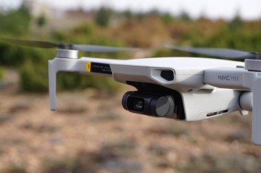 29 Aralık 2020 Eskisehir Türkiye. Dji Mavic Mini hava aracı havada.