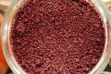 Kavanozdaki Sumac baharatı yakın çekim görüntüsü