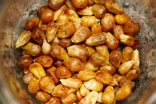 Kavanozda kavrulmuş mısır. Yakın çekim.